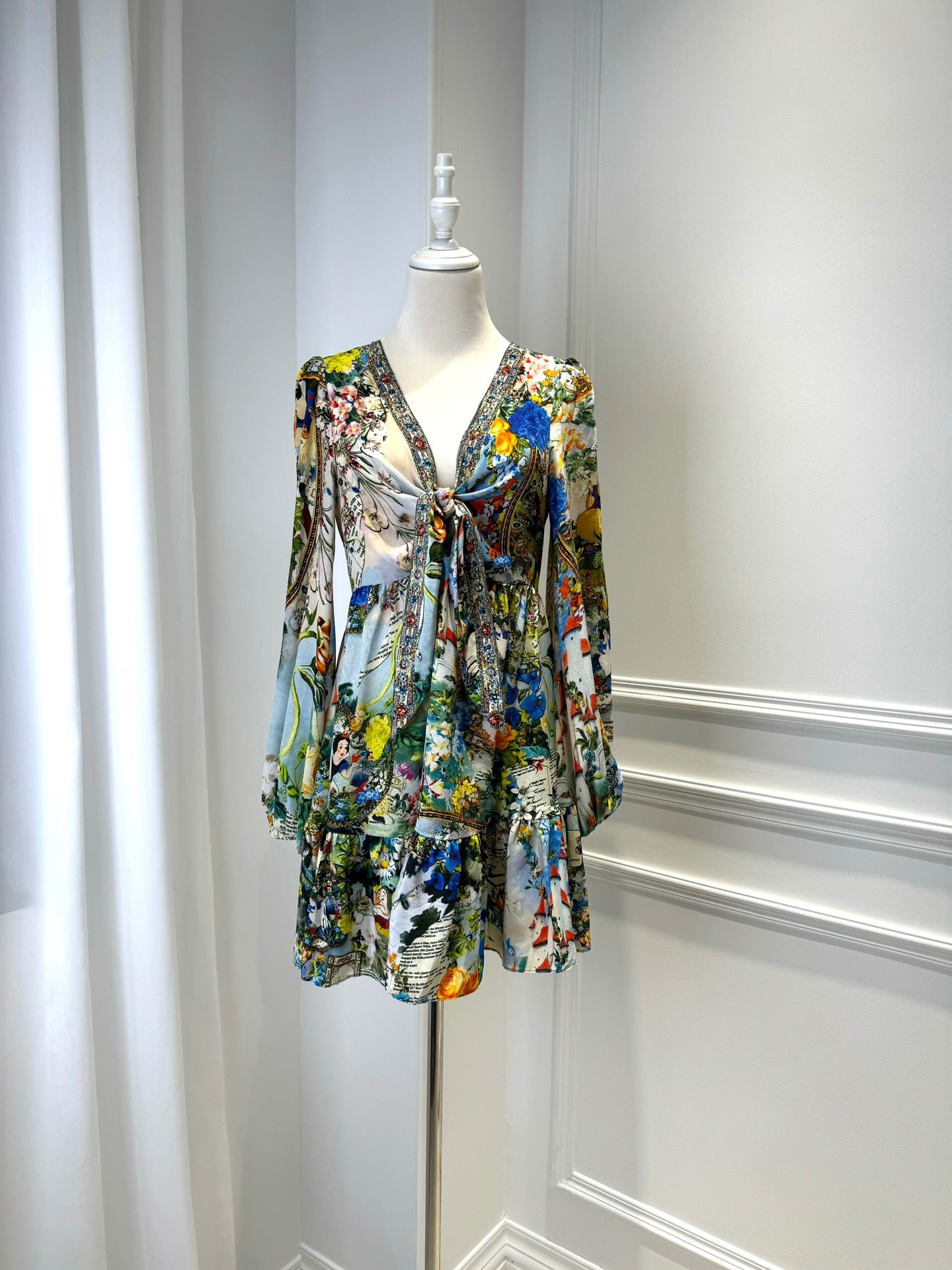 2026 WOMEN LOVESTAHL Fairytale Garden Print Mini Dress Women Deep V Neck Front Tie Rhinestone Trim Puff Long Sleeve Ruffle Hem Holiday Short Dresses