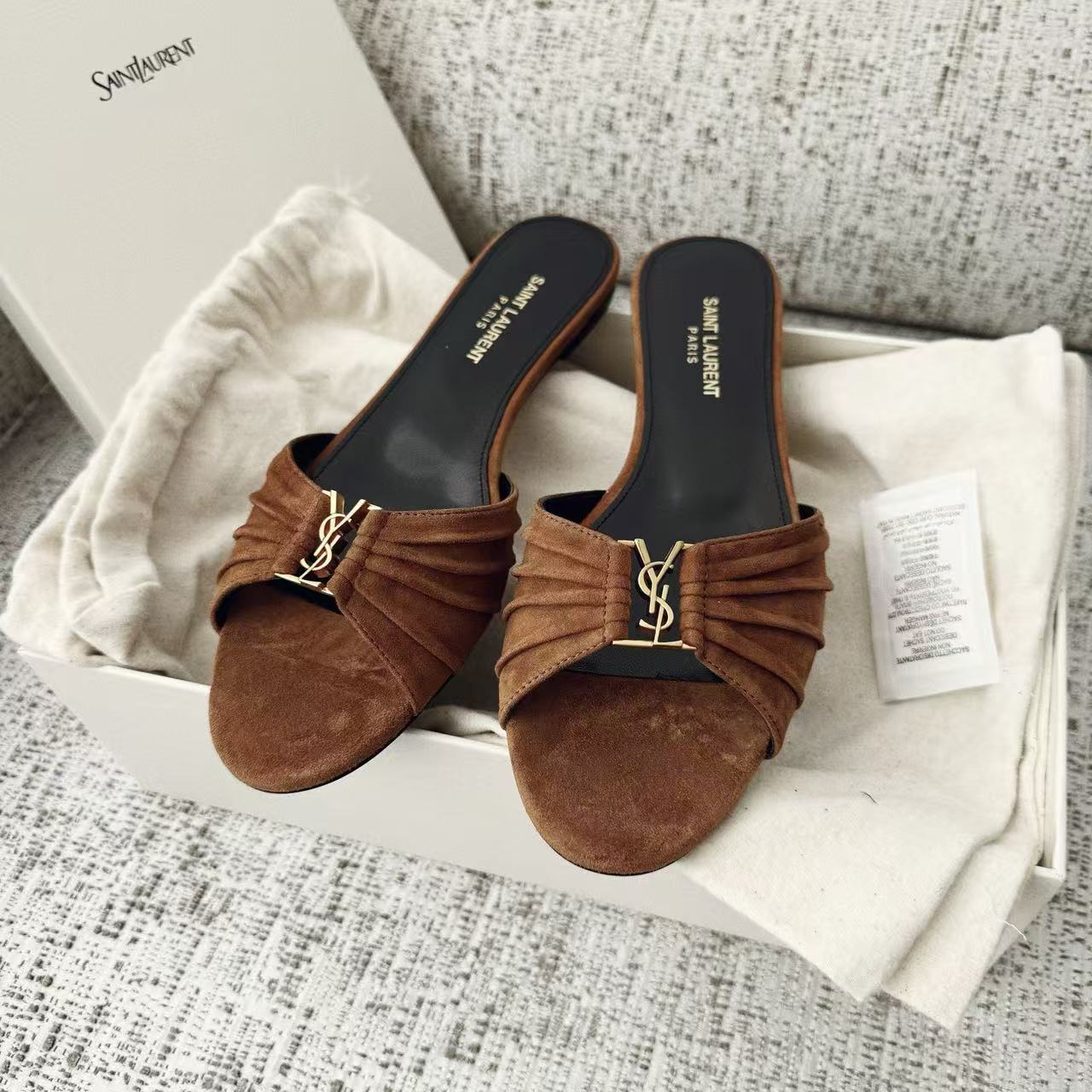 LOVESTAHL Women Ruched‑Vamp Slide Sandals, Glossy Patent‑Leather Flat Mules, Metal‑Ornament Open‑Toe Summer Slippers
