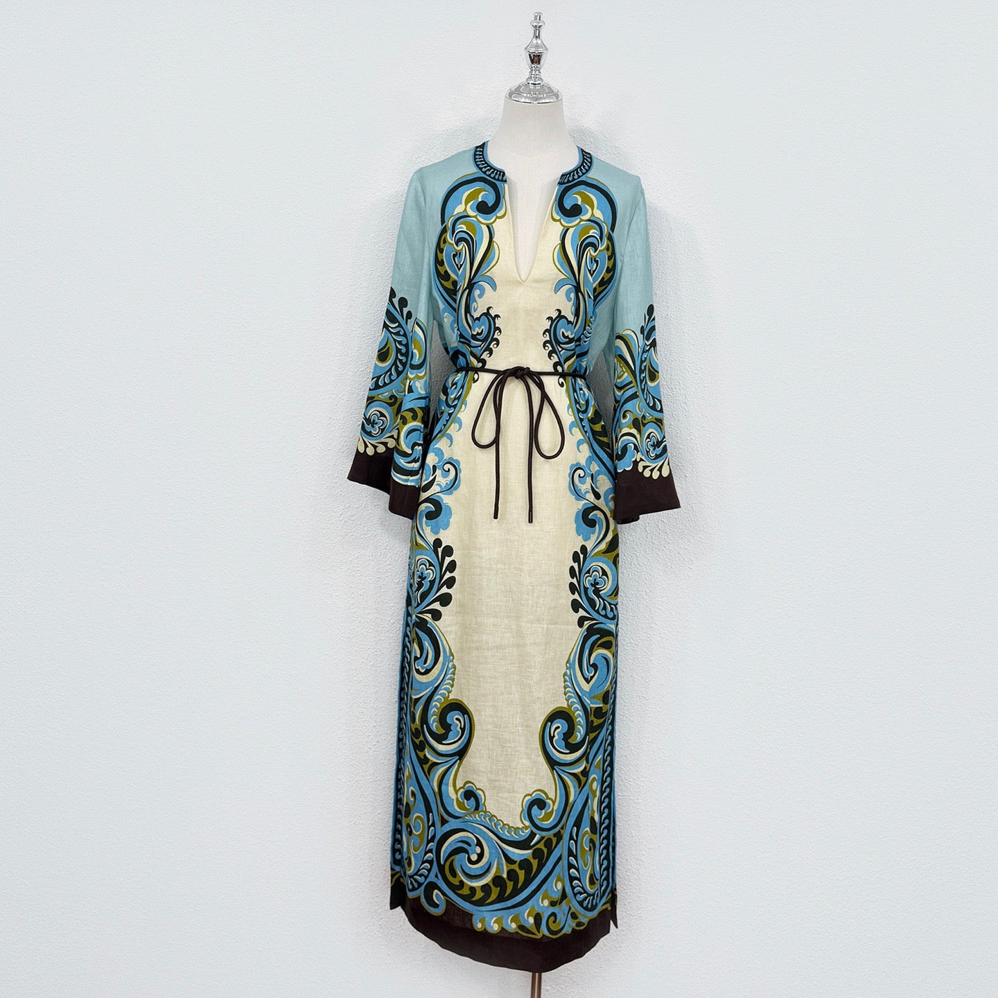 2026 WOMEN Lovestahl Hot Sale Natalia Vintage Paisley Print Linen Maxi Dress Women V Neck Flare 3/4 Sleeve Self Tie Waist Loose Vacation Long Dress Sizes 6-12 In Stock