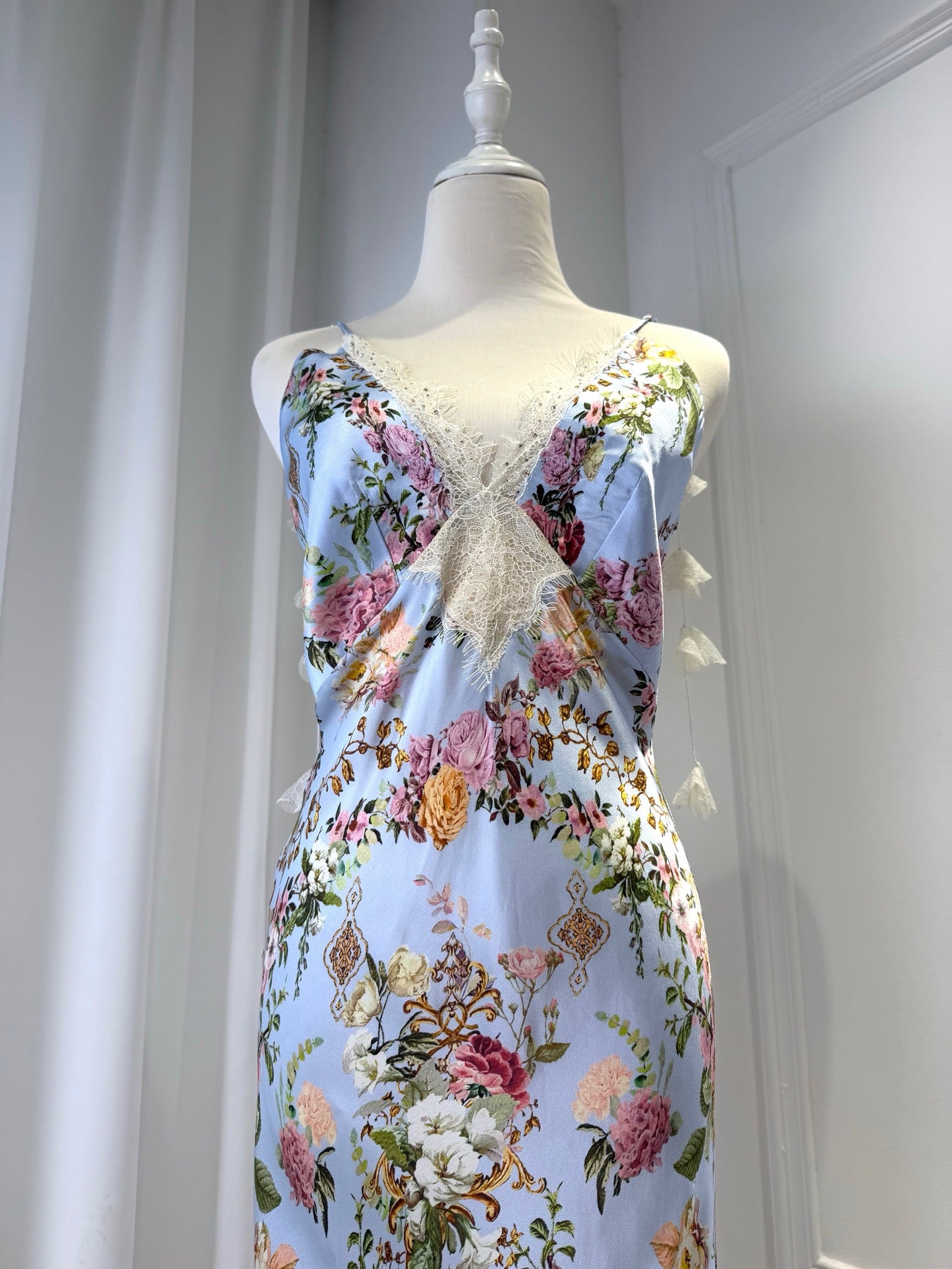 LOVESTAHL Romantic Floral Baroque Print Satin Mermaid Maxi Dress Women V Neck Lace Trim Tassel Spaghetti Strap Vacation Long Dress
