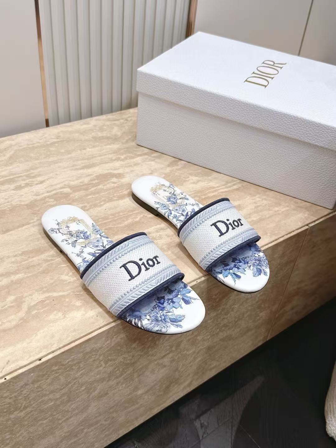 LOVESTAHL Floral‑Embroidered Flat Slide Sandals