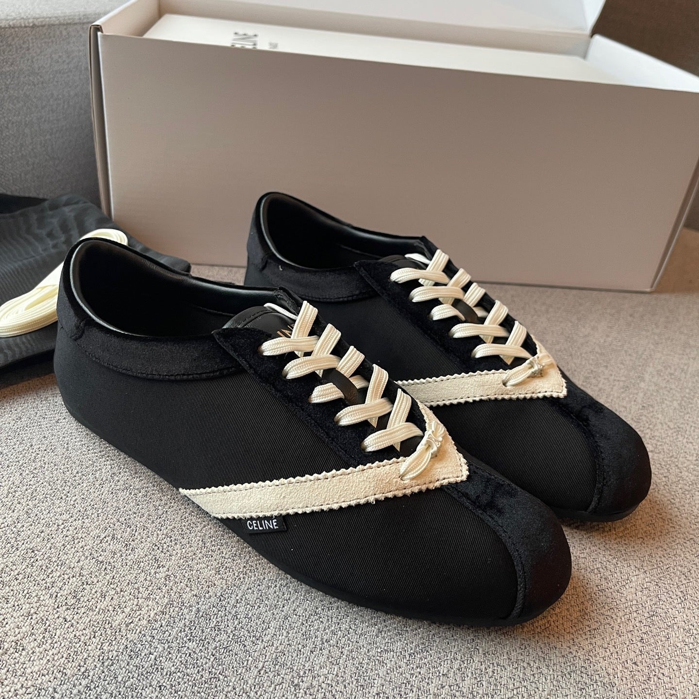 Lovestahl 2026 New The Flat Series Retro Color Block Lace-Up Trainers Ballet Style Round Toe Sneakers Removable Metal Ornament Casual Shoes Sizes 35-41