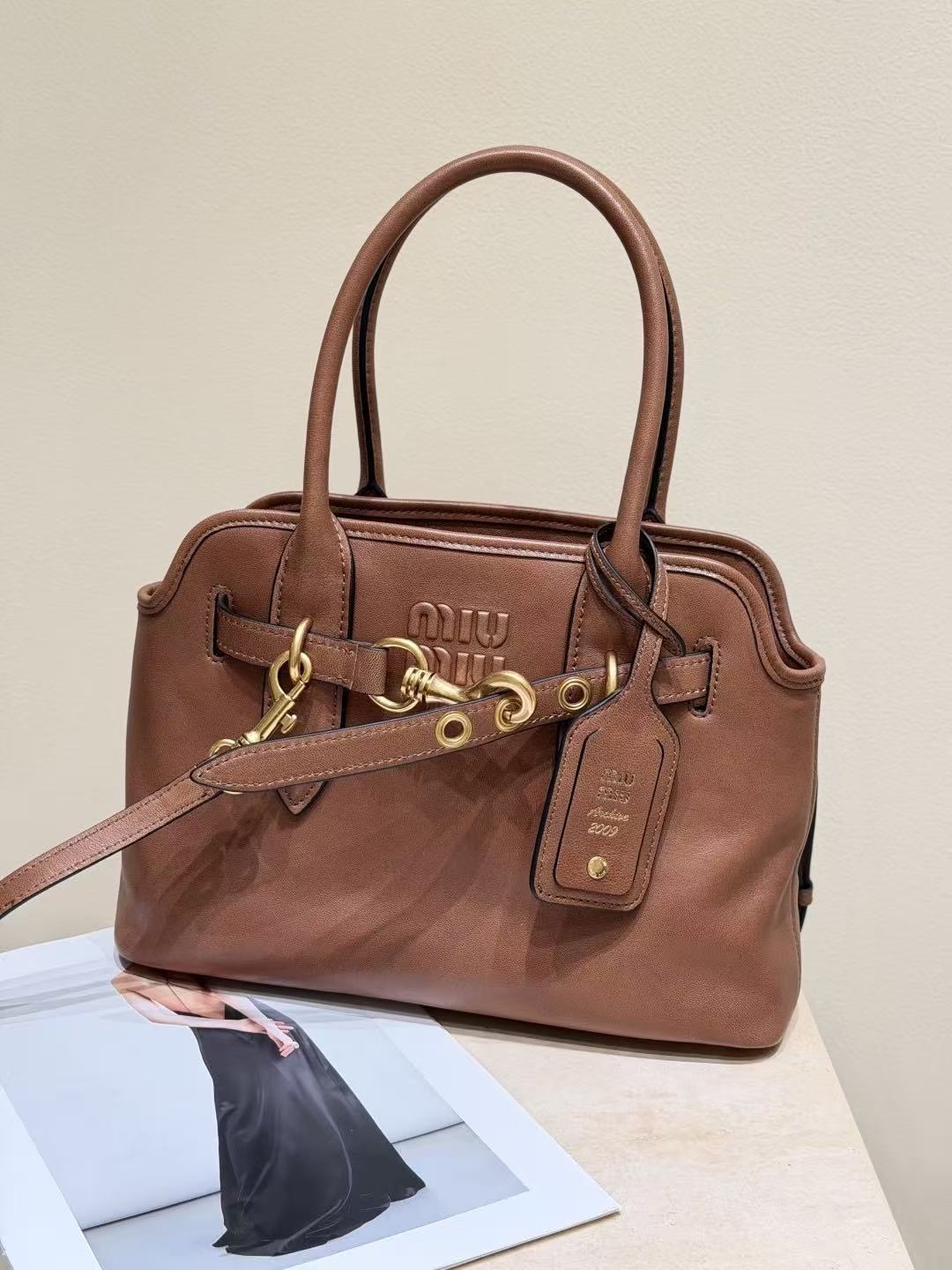 LOVESTAHL Aventure Shell Top‑Handle Handbag