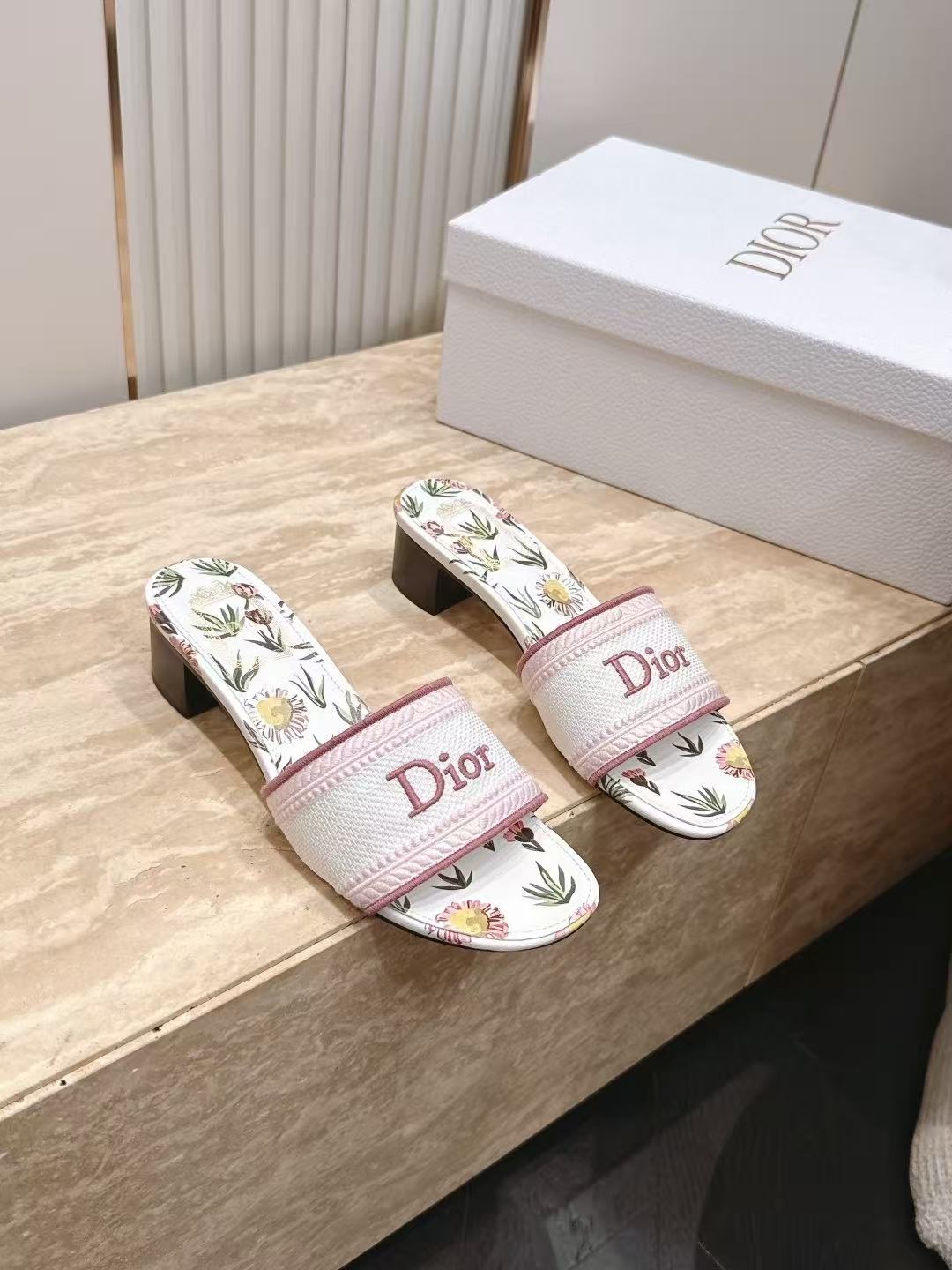 LOVESTAHL Floral‑Embroidered Flat Slide‑On Sandals