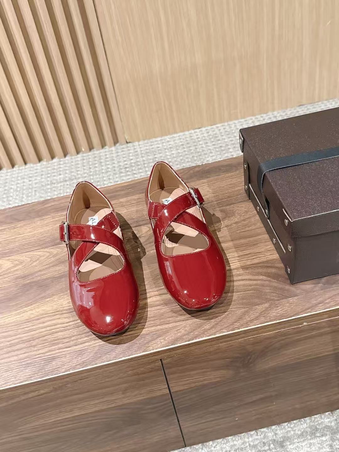 LOVESTAIA Runway‑Style Criss‑Cross Strap Ballet Flats