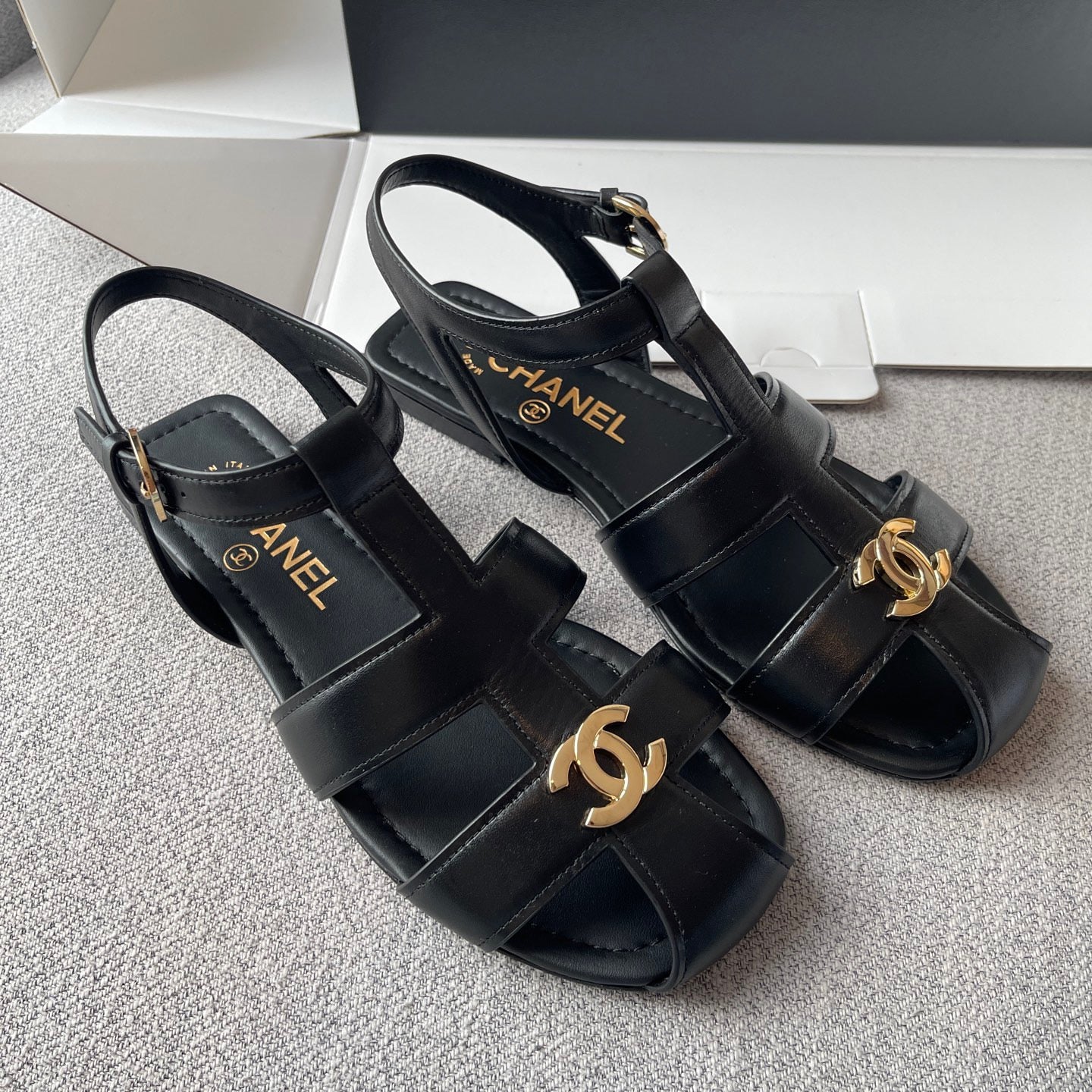 Lovestahl Metal Logo T-Strap Roman Flat Sandals Vintage Gold Hardware Closed Toe Genuine Calfskin Breathable Casual Sandals Sizes 35-40