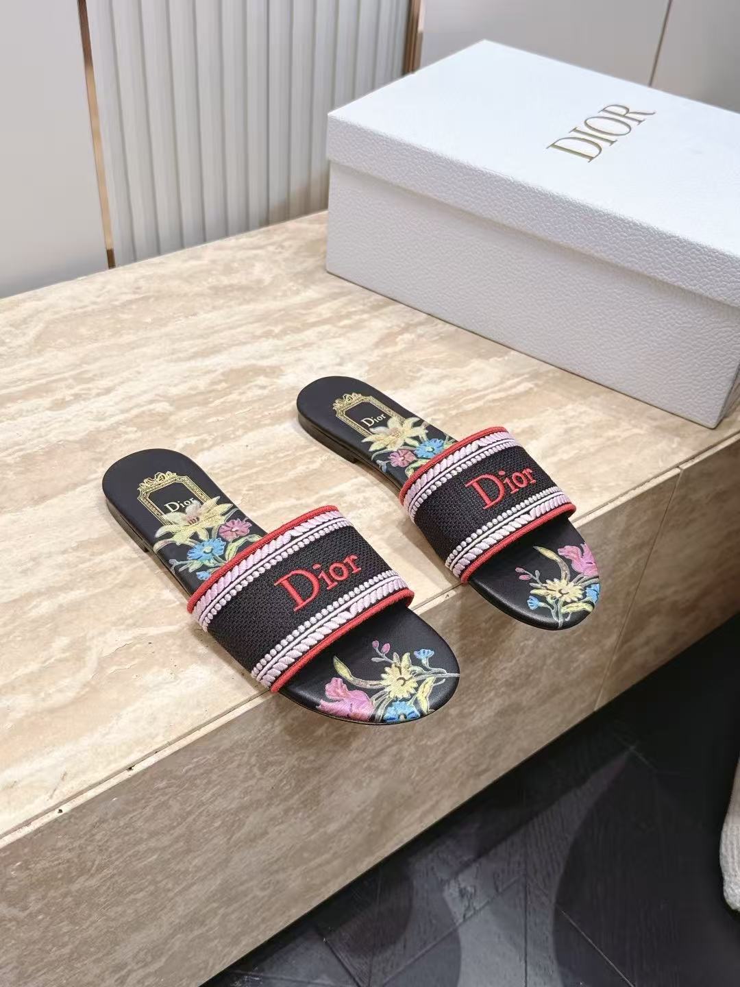 LOVESTAHL Floral‑Embroidered Flat Slide Sandals