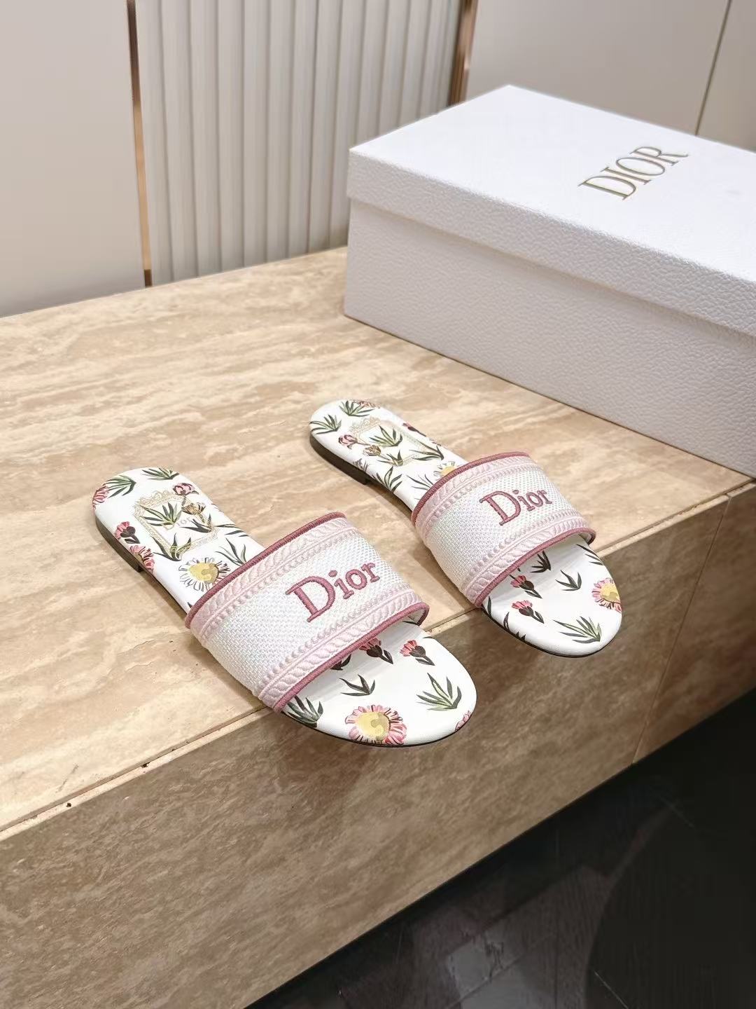 LOVESTAHL Floral‑Embroidered Flat Slide Sandals