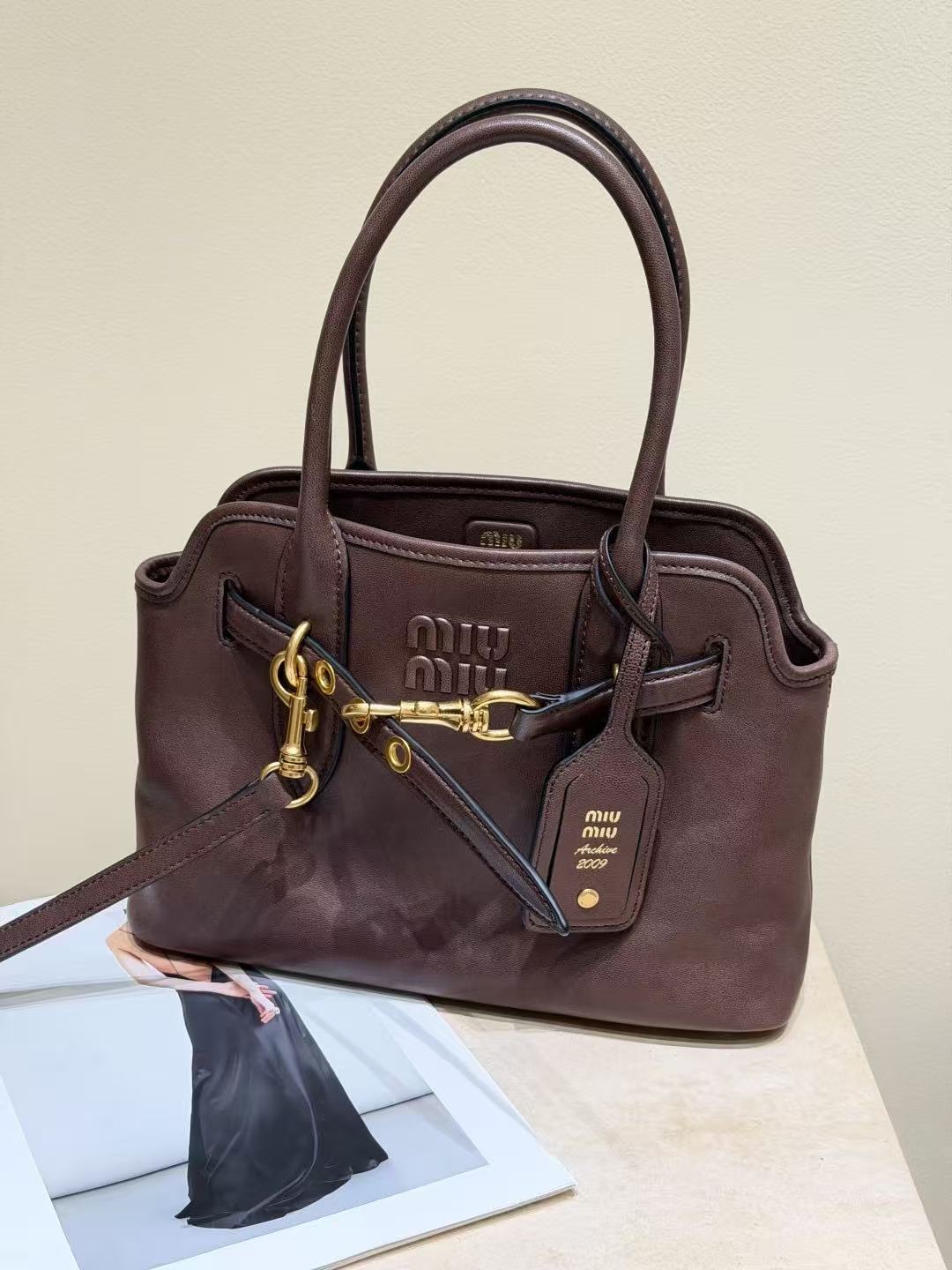 LOVESTAHL Aventure Shell Top‑Handle Handbag