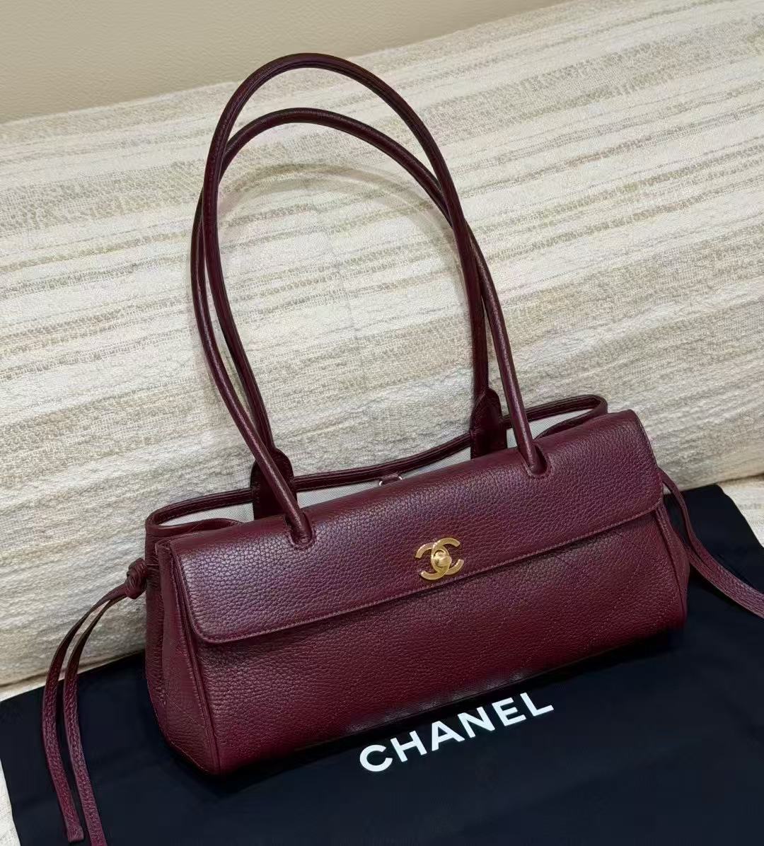 LOVESTAHL 26S Hot Selling Burgundy Grained Calfskin Long Handle Baguette Bag, Vintage Gold CC Logo Underarm Shoulder Bag Celebrity Same Style Hard-To-Find Seasonal It Bag