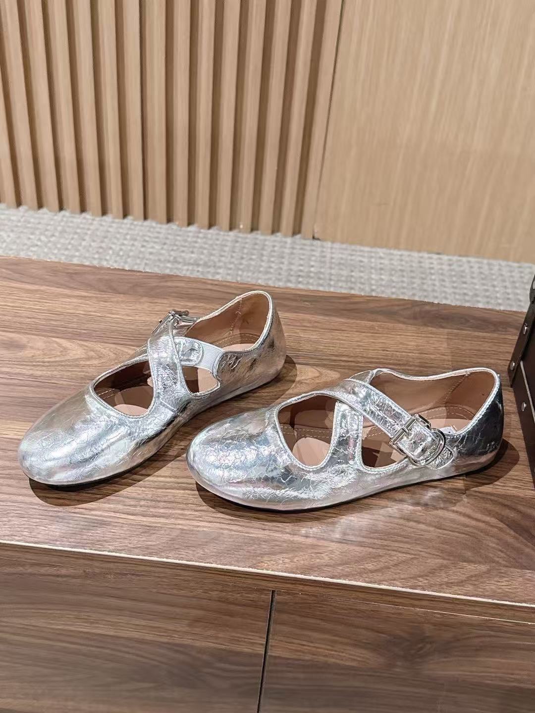 LOVESTAIA Runway‑Style Criss‑Cross Strap Ballet Flats