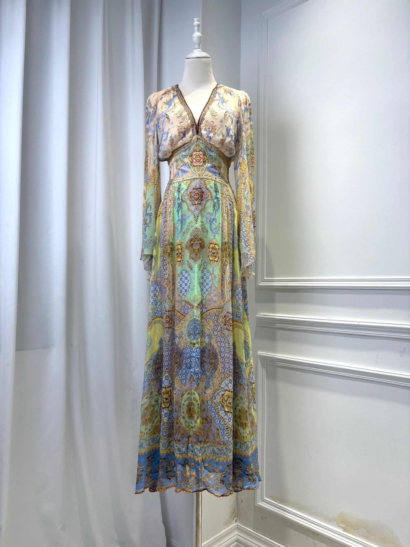 Lovestahl Runway Collection 100% Silk Vintage Print Maxi Dress Deep V Flared Bell Sleeve Decor Belt Hand Crystal Rhinestone Formal Long Dress Style B672
