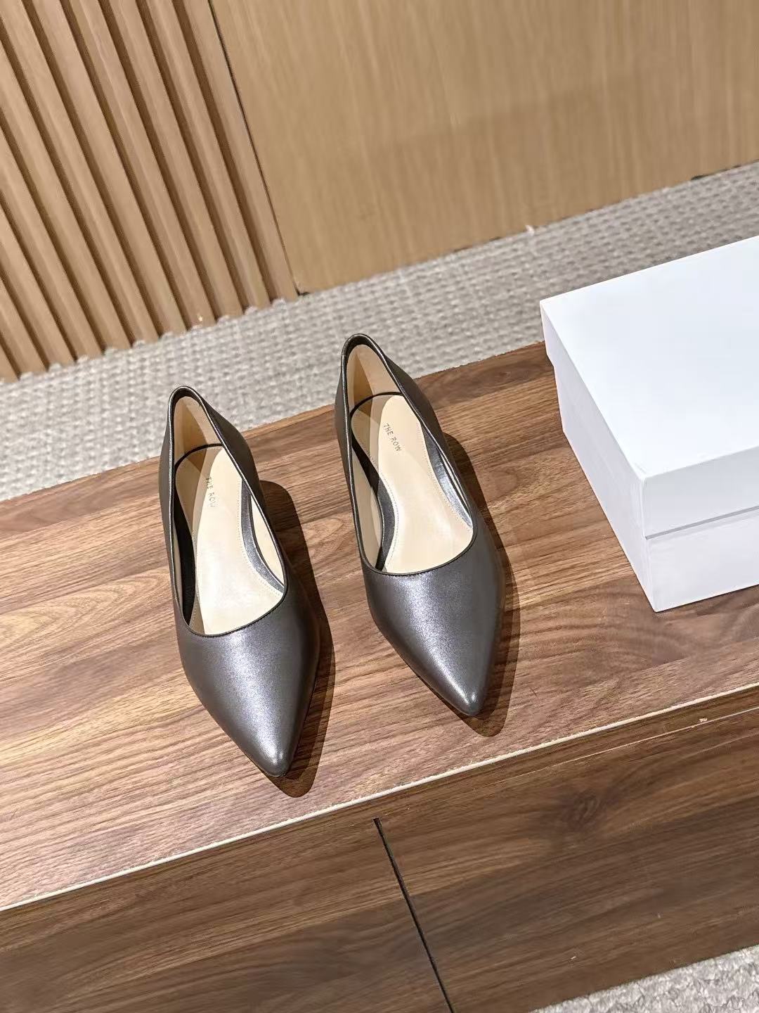 LOVESTAHL Pointed‑Toe Kitten‑Heel Pumps