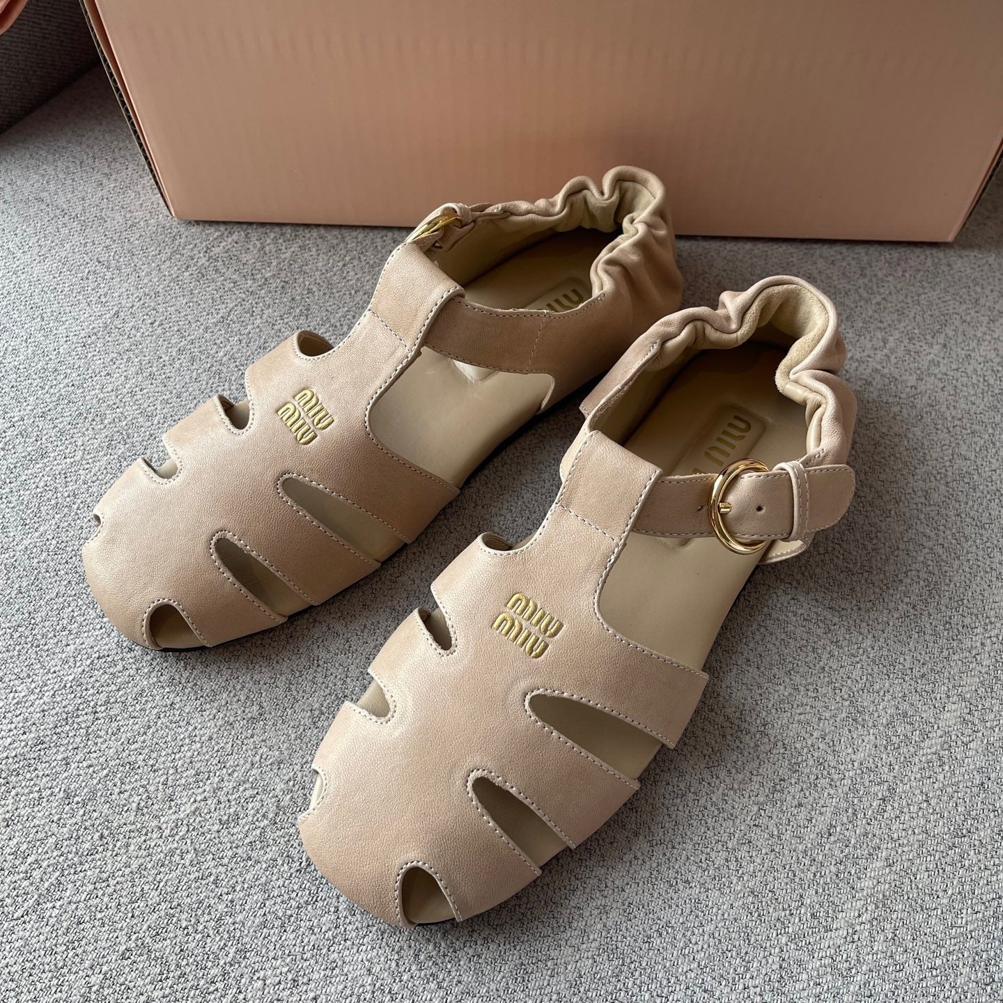 Lovestahl Roman Hollow Cutout Flat Sandals Gold Logo Metal Buckle Soft Elegant Daily Summer Shoes Sizes 35-40