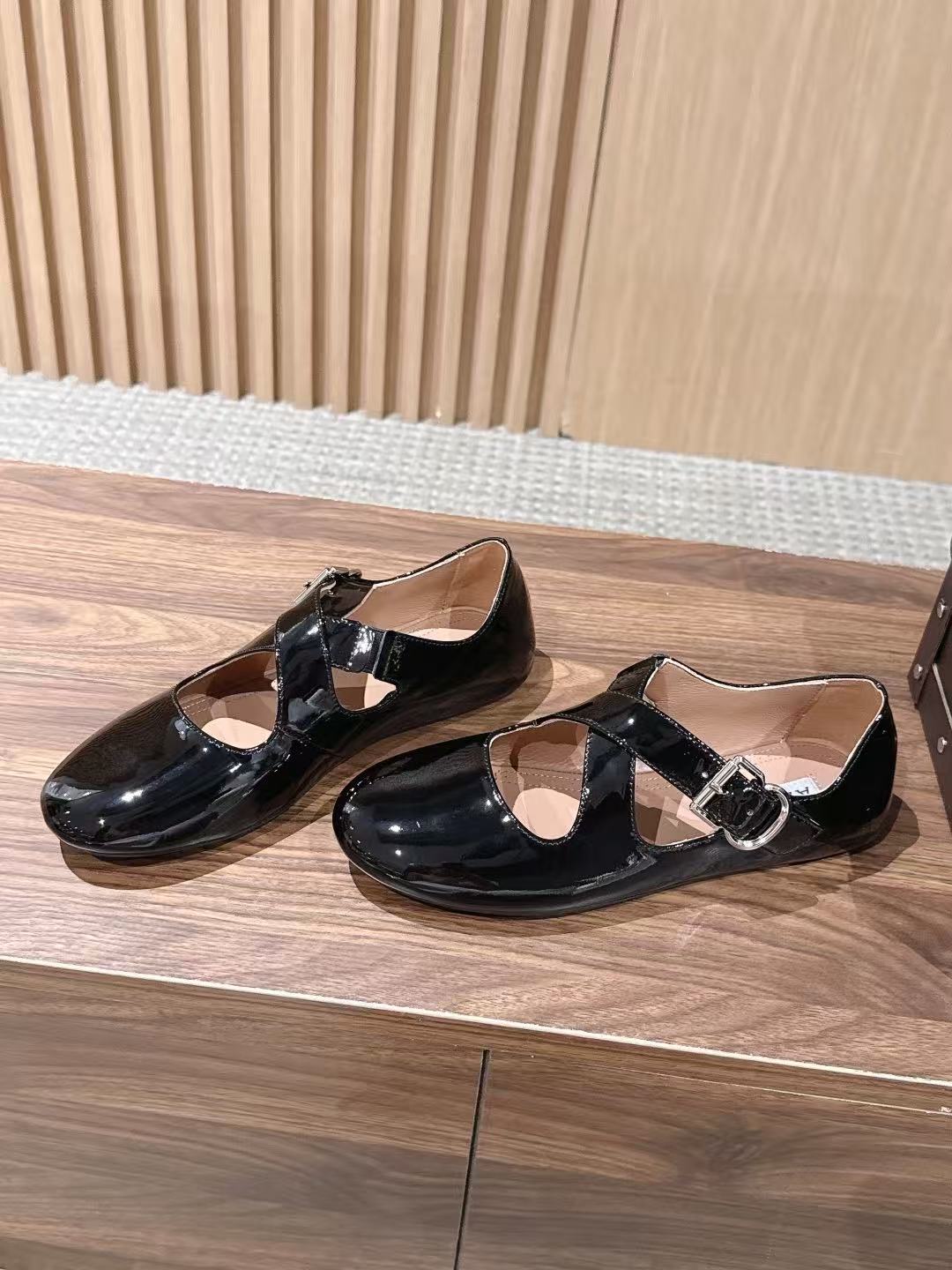 LOVESTAIA Runway‑Style Criss‑Cross Strap Ballet Flats