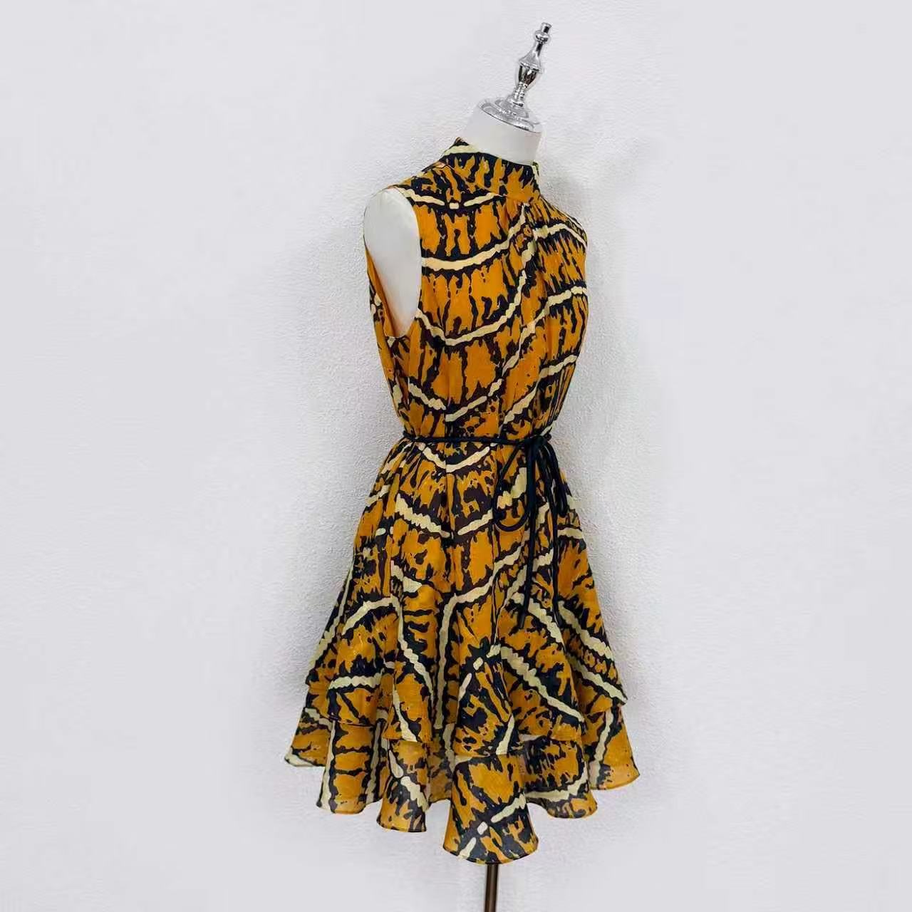 Lovestahl New Arrival Retro Tiger Striped Print Sleeveless Mini Dress Women Stand Collar Self Tie Waist Ruffle Hem Flowy Short Dress Sizes 6-12