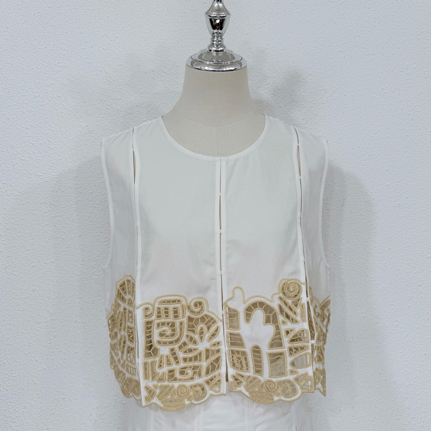 2026 lovestahl women Rayon-linen blend embroidered vest (rose & jasmine motif) + rayon-linen blend skirt