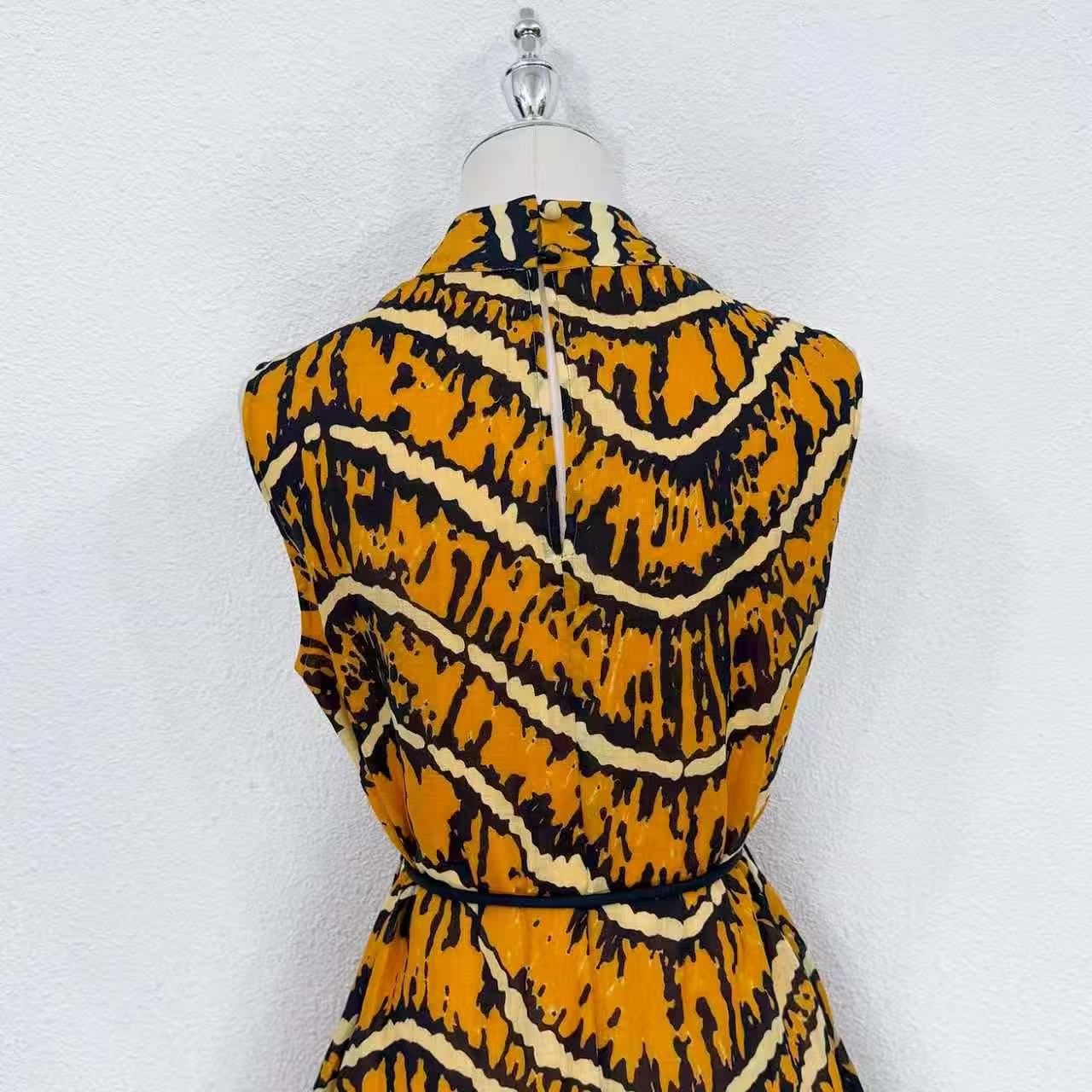 Lovestahl New Arrival Retro Tiger Striped Print Sleeveless Mini Dress Women Stand Collar Self Tie Waist Ruffle Hem Flowy Short Dress Sizes 6-12