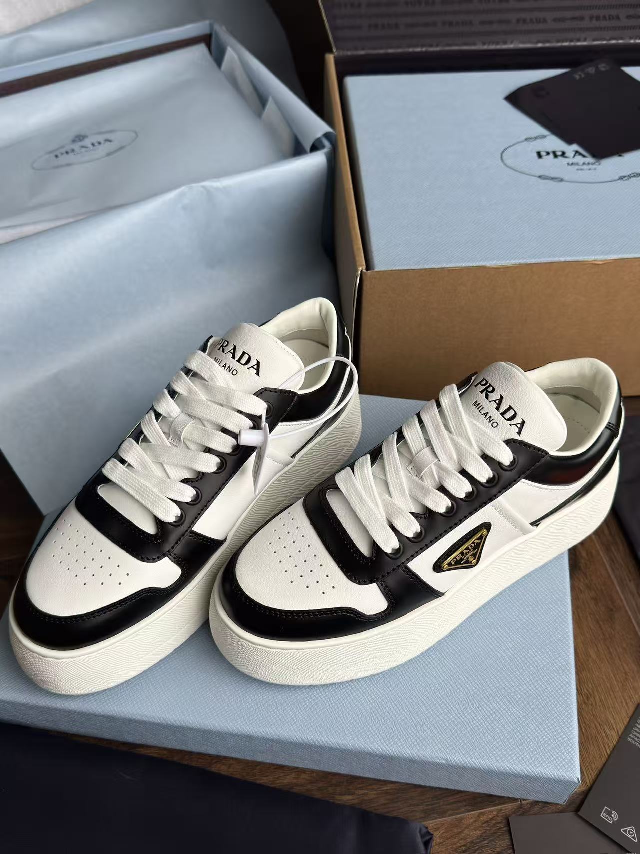 LOVESTAHL Downtown Bold Two-Tone Leather Platform Sneakers Perforated Calfskin Sheepskin Lining Enamel Triangle Metal Logo 5cm Geometric Rubber Sole Women Vintage Casual Trainers