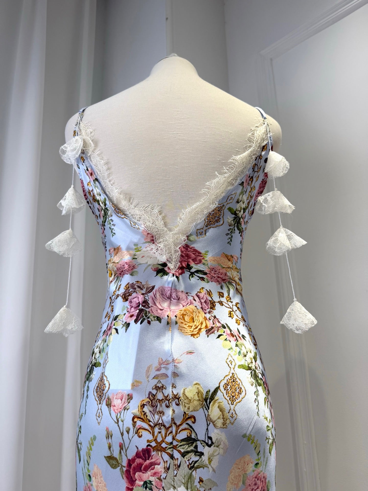 LOVESTAHL Romantic Floral Baroque Print Satin Mermaid Maxi Dress Women V Neck Lace Trim Tassel Spaghetti Strap Vacation Long Dress