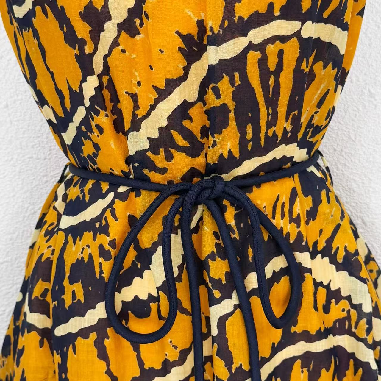 Lovestahl New Arrival Retro Tiger Striped Print Sleeveless Mini Dress Women Stand Collar Self Tie Waist Ruffle Hem Flowy Short Dress Sizes 6-12