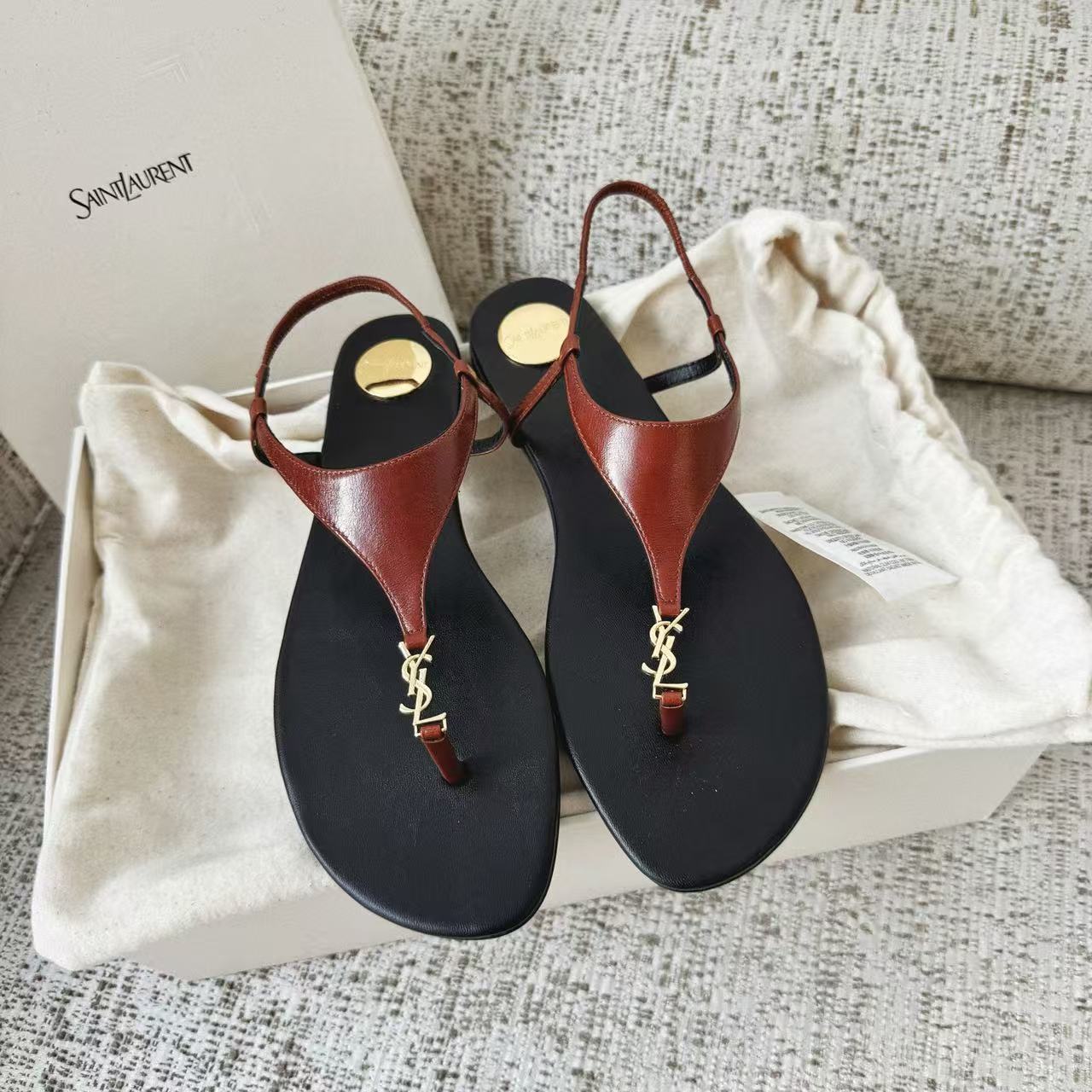 LOVESTAHL Women T‑Strap Flat Thong Sandals, Genuine Cow‑Leather Back‑Ankle Strap Flip‑Flops, Gold‑Metal‑Ornament Summer Beach Slippers