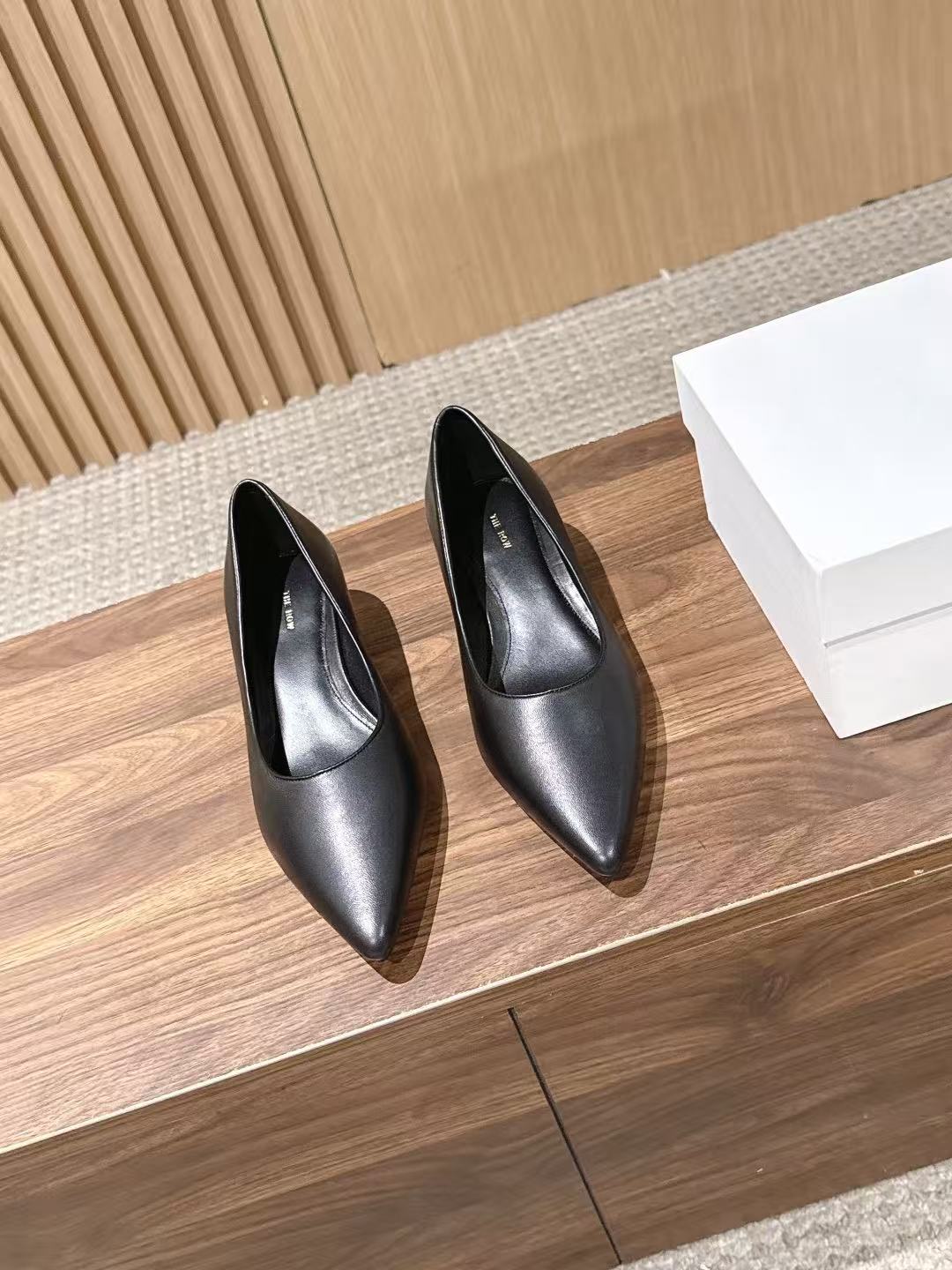 LOVESTAHL Pointed‑Toe Kitten‑Heel Pumps
