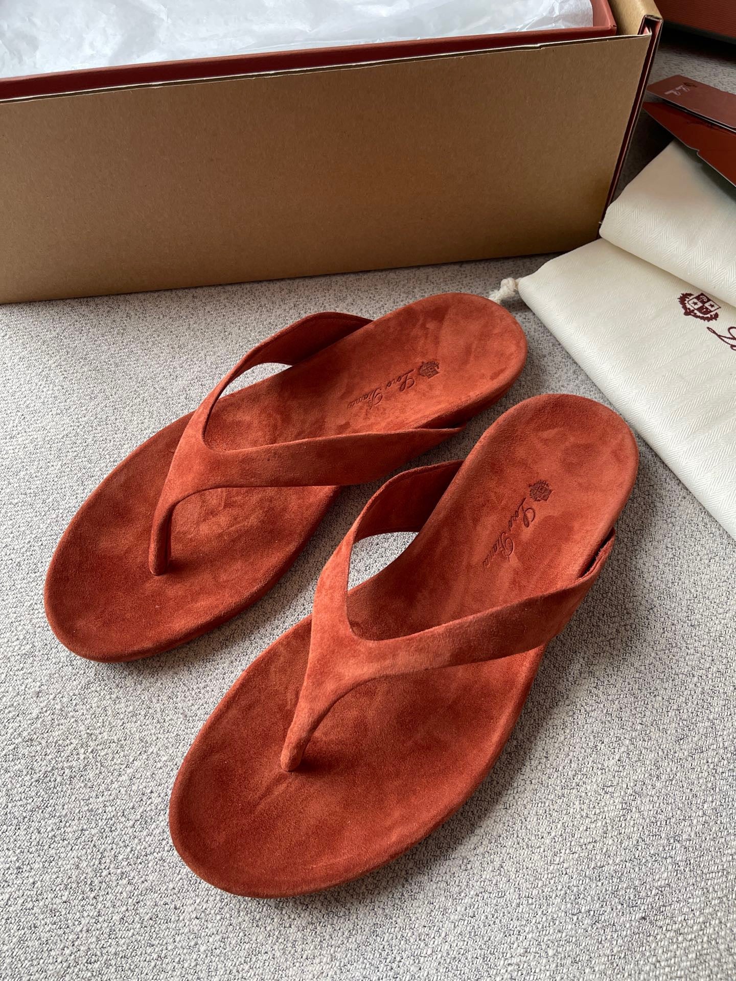 Lovestahl 2026 New Velvet Thong Sandals Luxury Old Money Style Arch Support PU Platform TPU Outsole Breathable Vacation Flip Flops Sizes 35-40