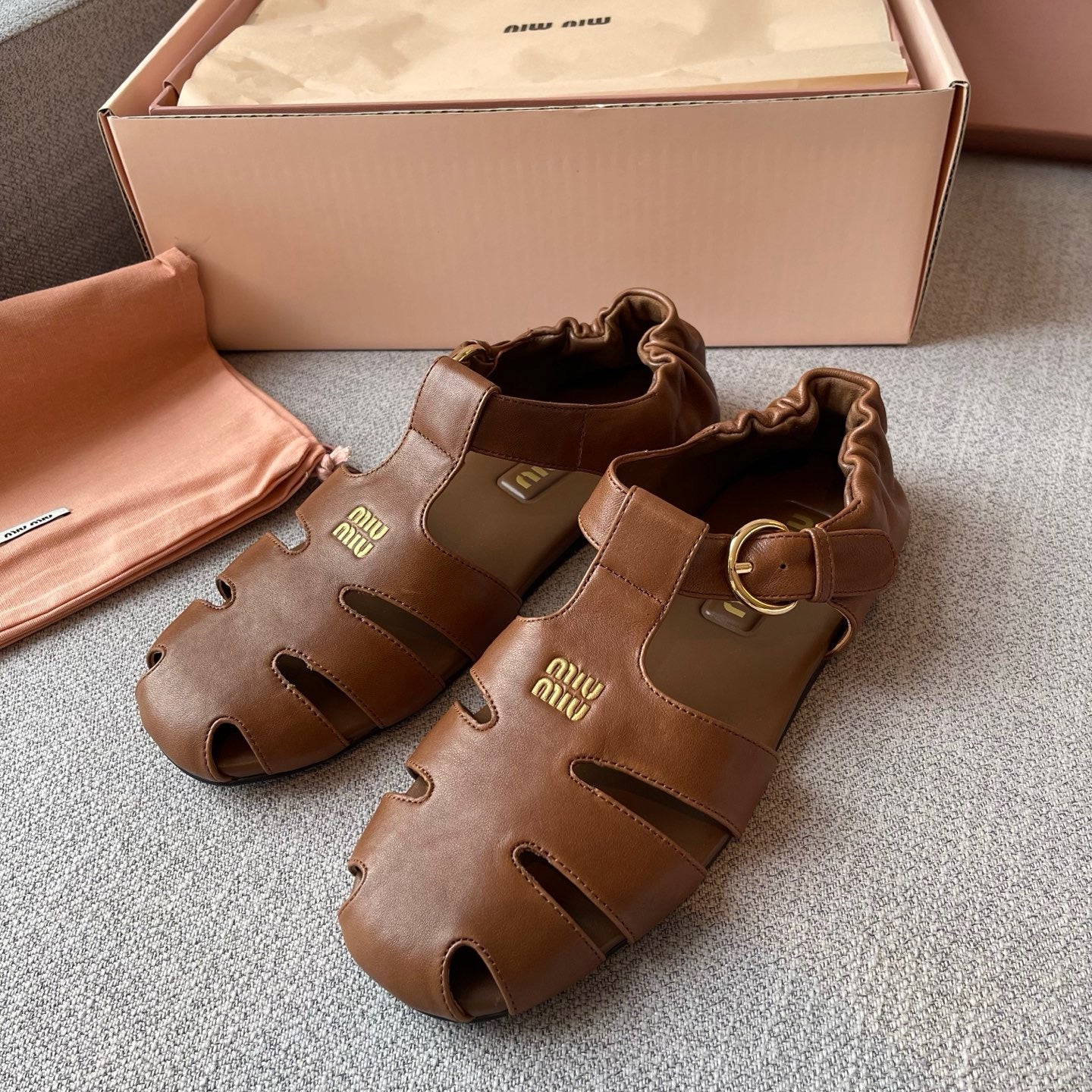 Lovestahl Roman Hollow Cutout Flat Sandals Gold Logo Metal Buckle Soft Elegant Daily Summer Shoes Sizes 35-40