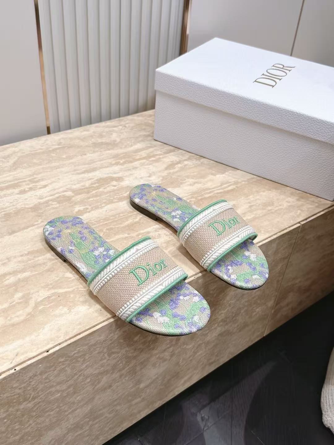 LOVESTAHL Floral‑Embroidered Flat Slide Sandals